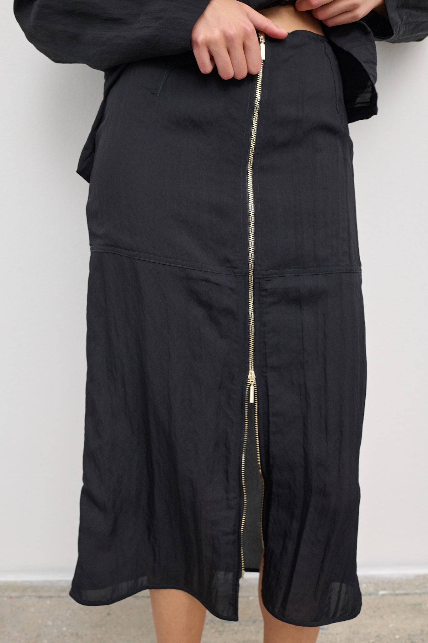 Lavigna Skirt – Detailed view of the gold front zipper and high-waisted design.