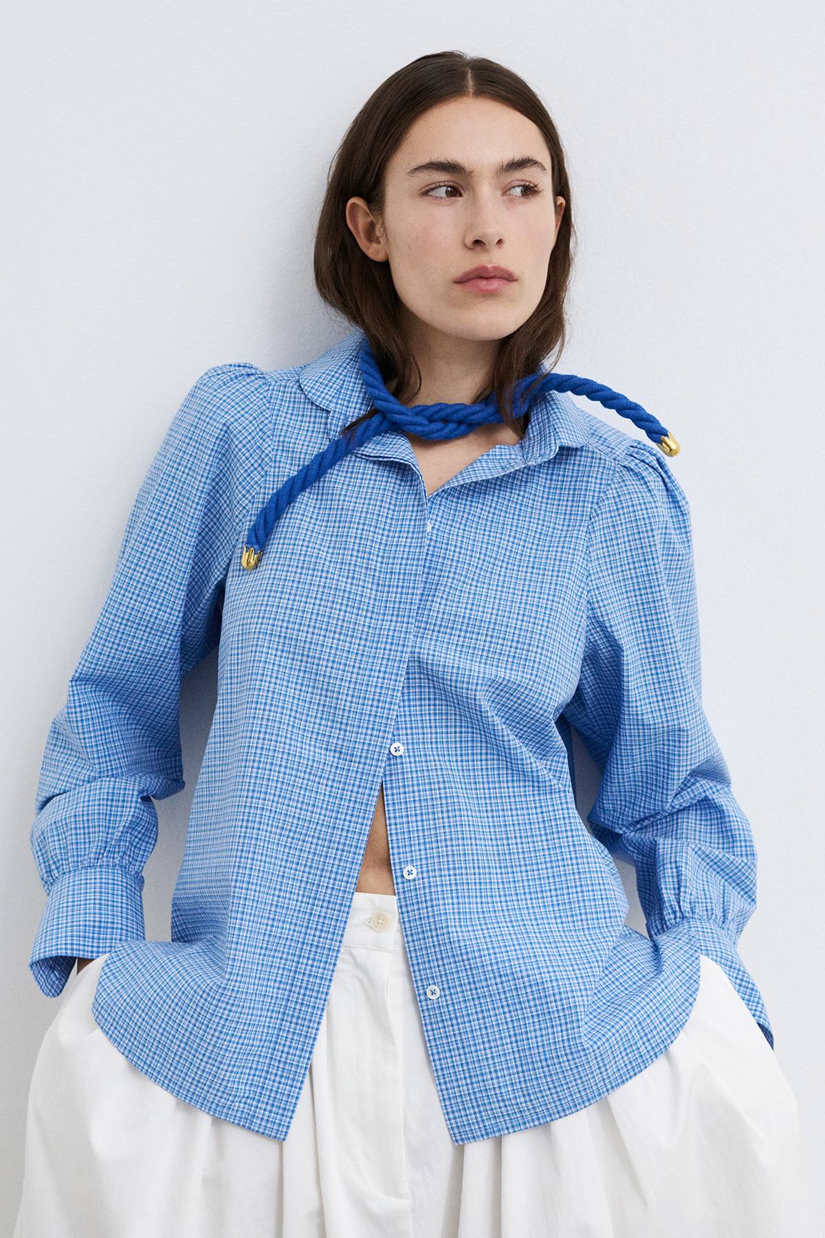 Side view of Patricia tailored cotton shirt, showcasing its precise fit and refined silhouette.