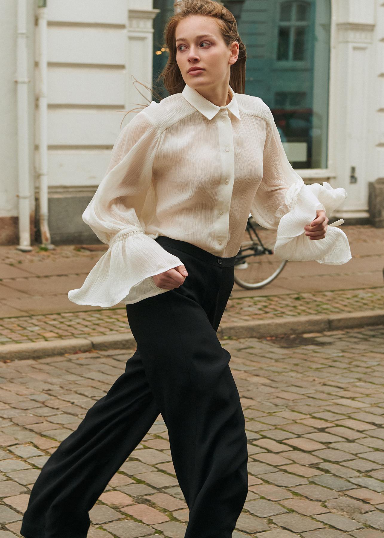 (preorder) Bee - White Lotus