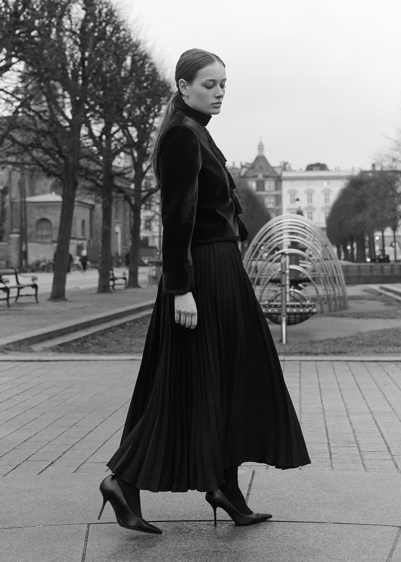 (preorder) Valentina - Black Velvet